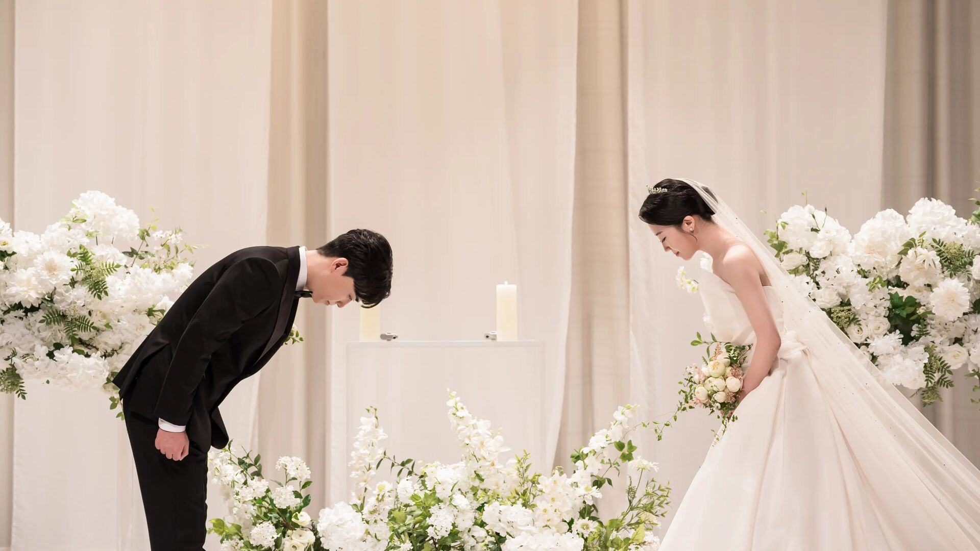 하객에게 인사하는 신랑신부 — 본식스냅