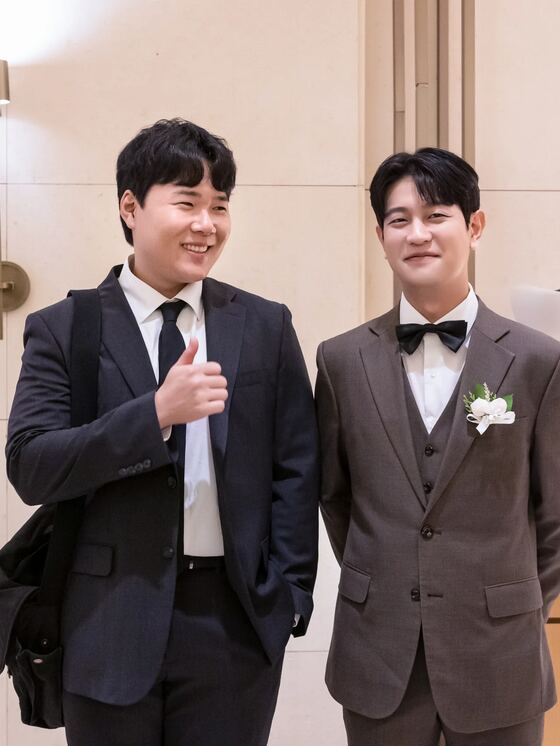 아펠가모 공덕 라로브홀에서 식전에 촬영한 신랑과 친구의 기념 컷
