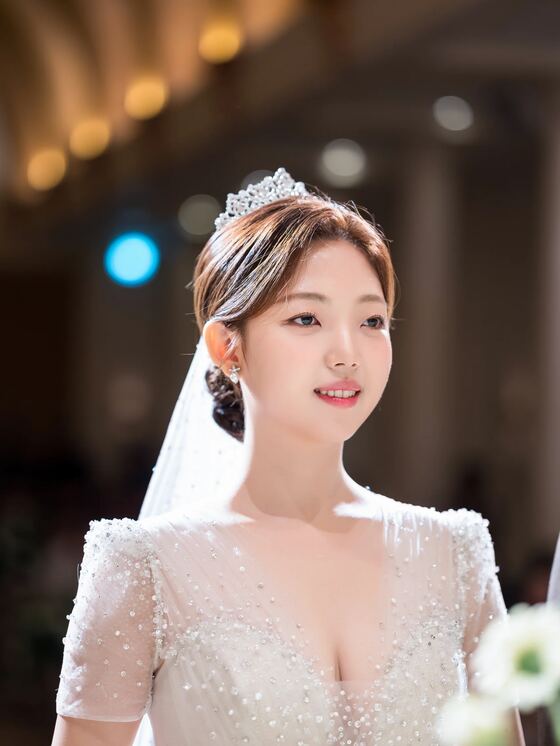 아펠가모 공덕 라로브홀 조명 아래에서 촬영한 신부 클로즈업 본식스냅