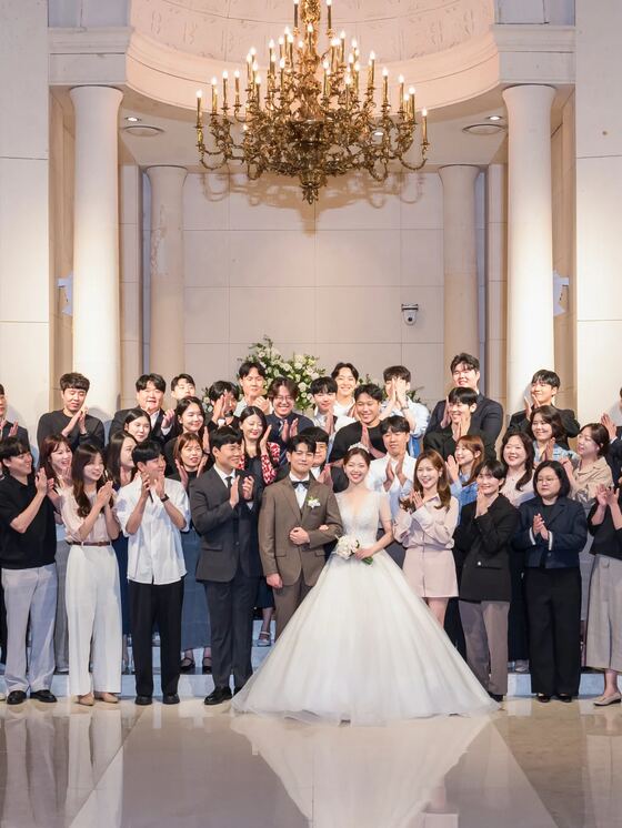 아펠가모 공덕 라로브홀 23m 버진로드를 걷는 신부와 하객석 전경 본식스냅