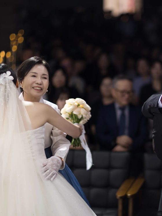 양재 브라이드밸리 예식 중 어머님을 끌어안는 신부 본식스냅
