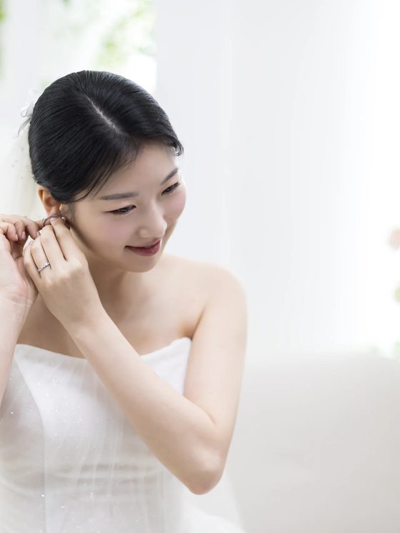 양재 브라이드밸리 신부대기실에서 귀걸이를 매만지는 신부 본식스냅