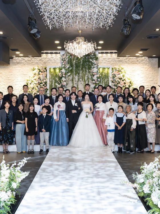 양재 브라이드밸리 단상 앞 하객 전체 원판 단체사진