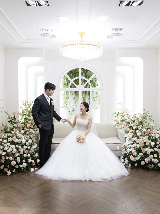 양재 브라이드밸리 신부대기실에서 신랑이 신부에게 다가가는 장면의 본식스냅