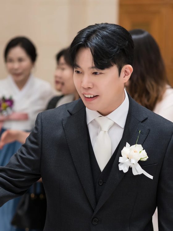 양재 브라이드밸리 예식 전 하객을 맞이하는 신랑 본식스냅