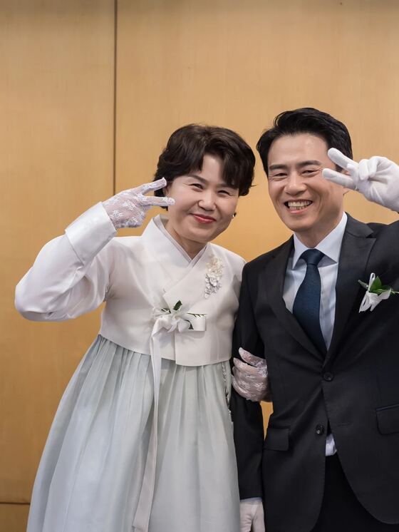 포스코컨벤션에서 식전에 촬영한 신랑과 친구들의 기념 컷