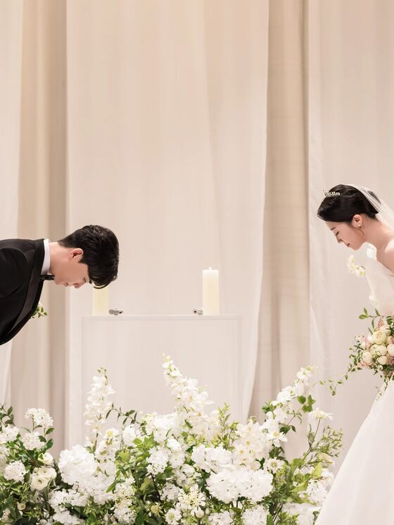 포스코컨벤션에서 하객에게 인사하는 신랑을 촬영한 본식스냅