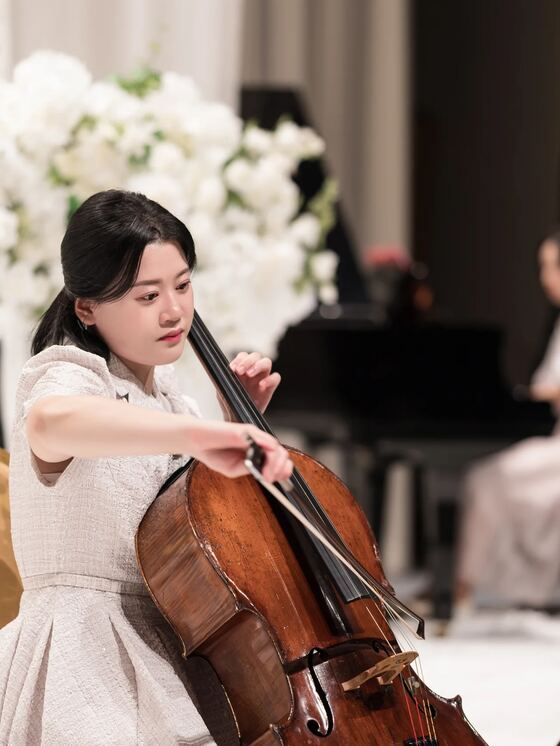 포스코컨벤션 예식에서 첼로 축가가 연주되는 순간을 담은 본식스냅