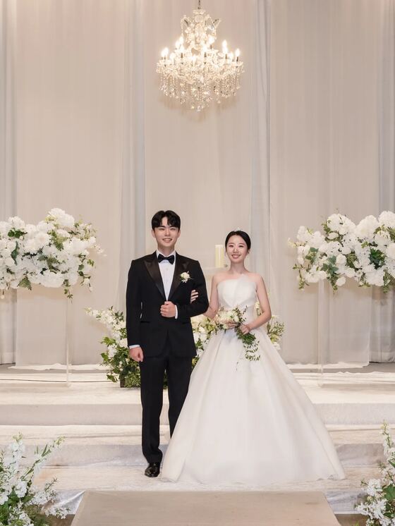 포스코컨벤션 샹들리에 아래 나란히 선 신랑신부 본식스냅