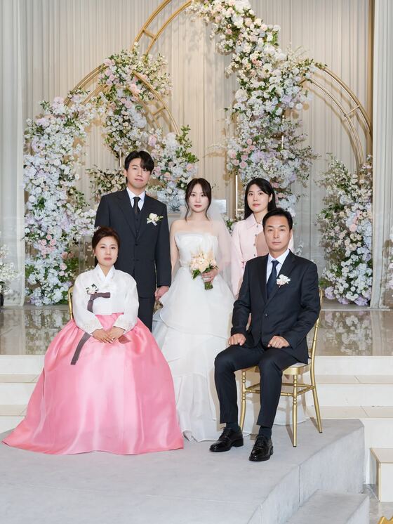 더리버사이드호텔 플로럴 아치 앞에서 촬영한 가족 원판 단체사진