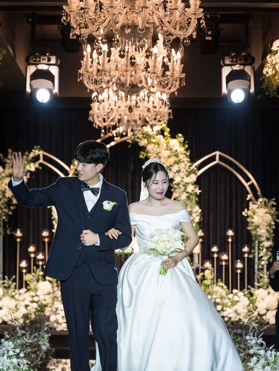 세인트메리엘 샹들리에 조명 아래에서 행진하는 신랑신부 본식스냅