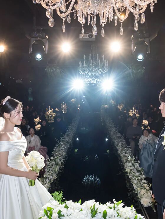 세인트메리엘에서 역광 조명을 받으며 입장하는 신부 본식스냅