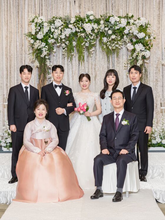 삼성 E&A 리더스홀 단상 앞에서 촬영한 가족 원판 단체사진
