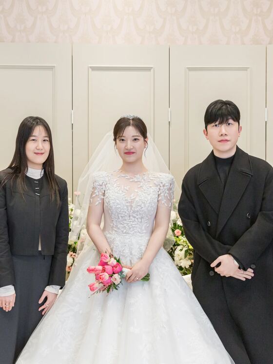 삼성 E&A 예식에서 친구들과 함께 촬영한 단체사진 본식스냅