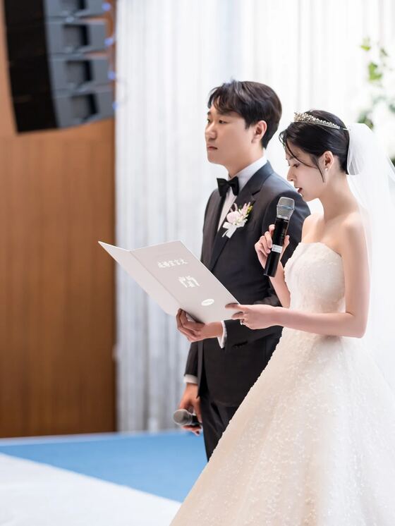 삼성 E&A 예식에서 신랑신부가 혼인서약서를 낭독하는 장면의 본식스냅