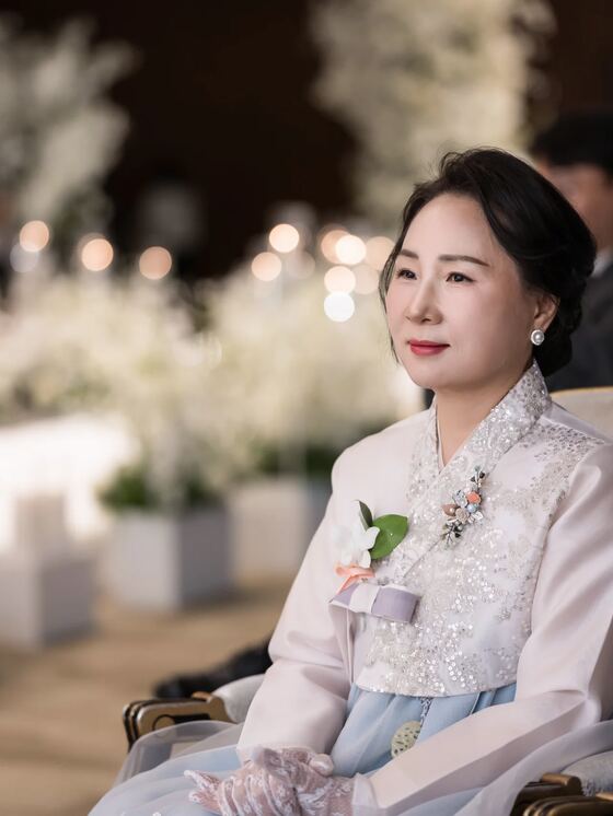삼성 E&A 예식 하객석에서 예식을 지켜보는 혼주를 촬영한 본식스냅