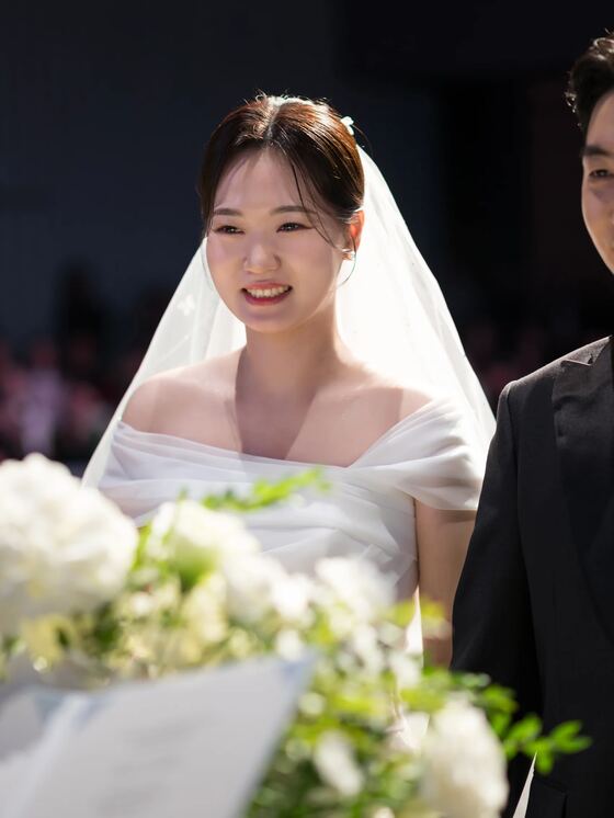 삼성 금융캠퍼스에서 입장 직전 신부의 표정을 담은 본식스냅