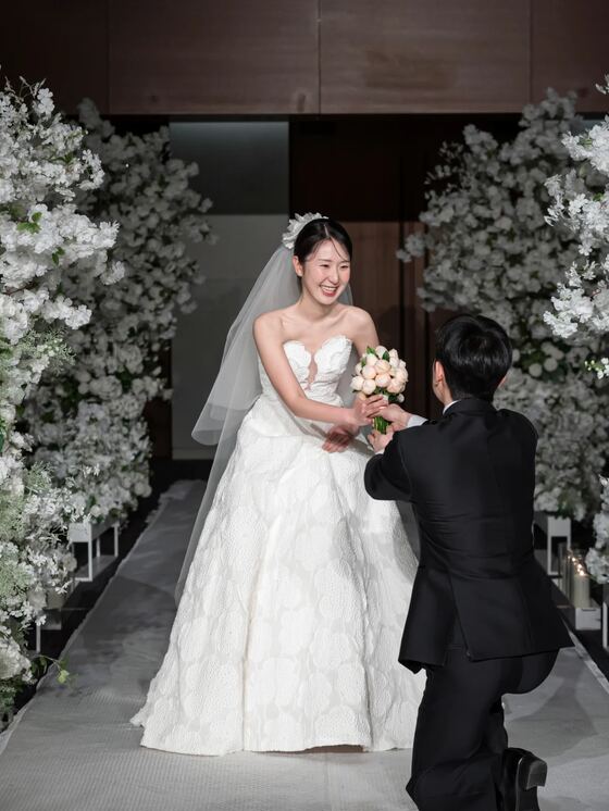 삼성 서초사옥 버진로드로 입장하는 신부를 촬영한 본식스냅