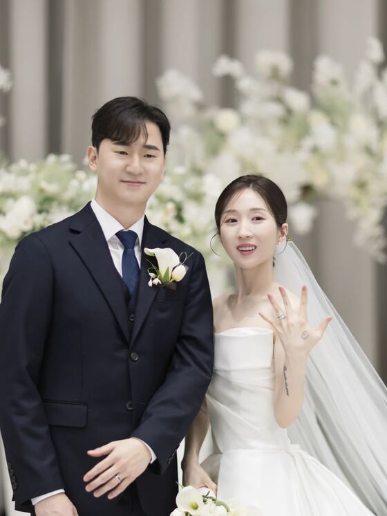 삼성 서초사옥 다목적홀 단상에서 마주 선 신랑신부 본식스냅