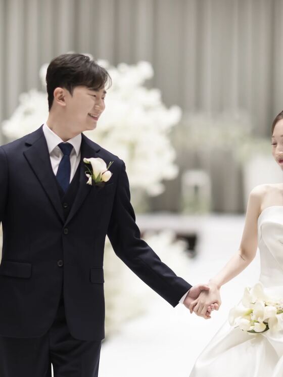 삼성 서초사옥에서 신랑이 신부에게 손을 내미는 순간의 본식스냅