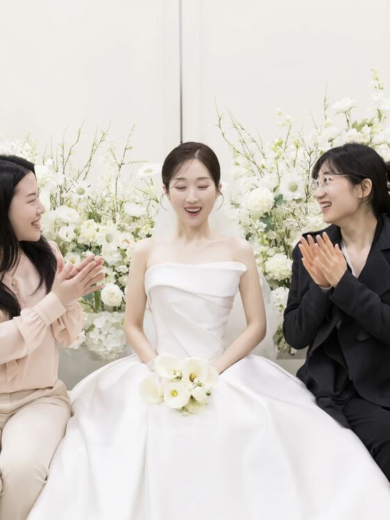 삼성 서초사옥 예식에서 하객들과 함께 웃는 신부를 촬영한 본식스냅