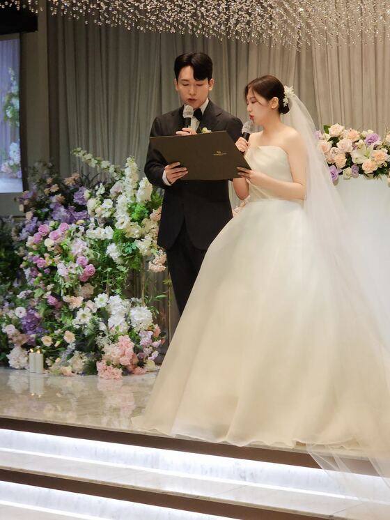 웨딩시티 신도림 초록 장식 앞에 나란히 선 신랑신부 본식스냅