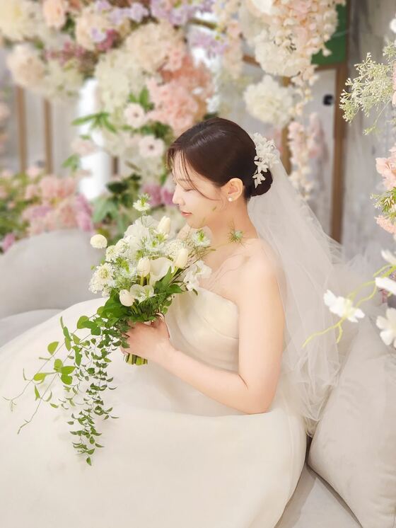 웨딩시티 신도림 플라워 장식 앞에서 촬영한 신부 클로즈업 본식스냅