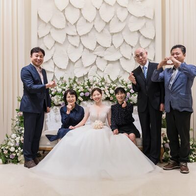 신랑이 하객을 맞이하는 순간의 결혼식스냅