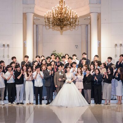 예식 직후 하객과 함께 촬영한 원판 단체사진